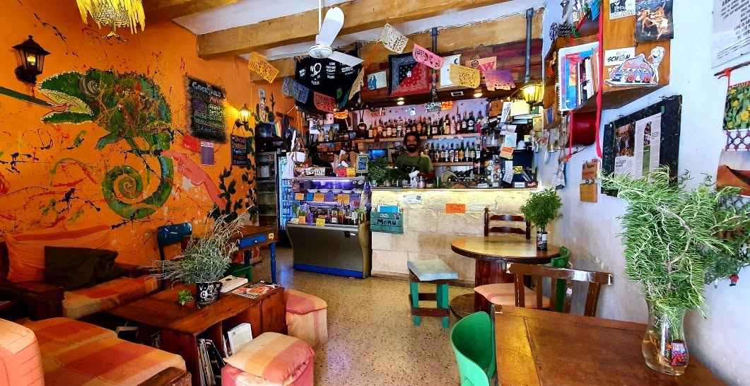 A relaxed corner inside Ġugar